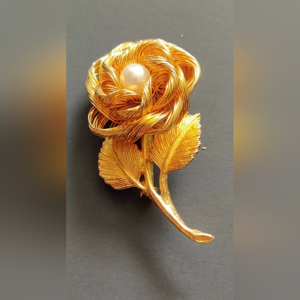 Vintage Golden Flower Pin Brooch Pearl Center Piece